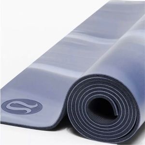 Lululemon 5 mm marble blue yoga mat